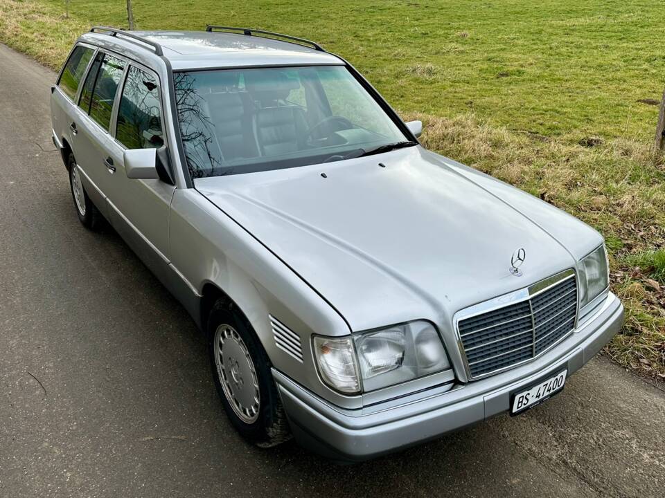 Image 3/16 of Mercedes-Benz E 300 Turbodiesel T (1996)