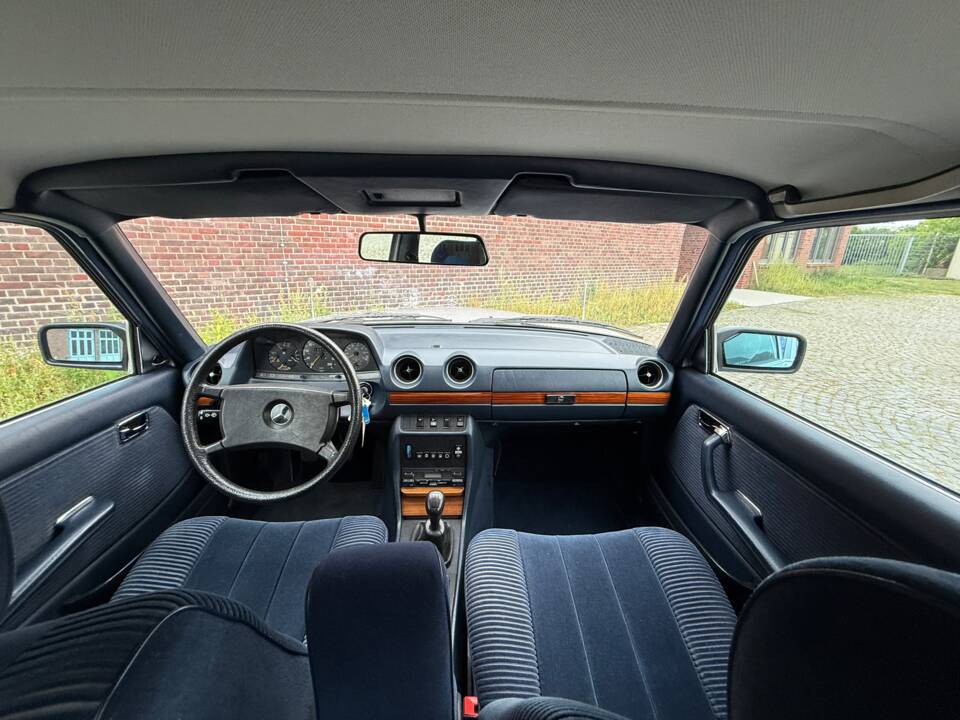 Bild 16/34 von Mercedes-Benz 250 lang (1983)