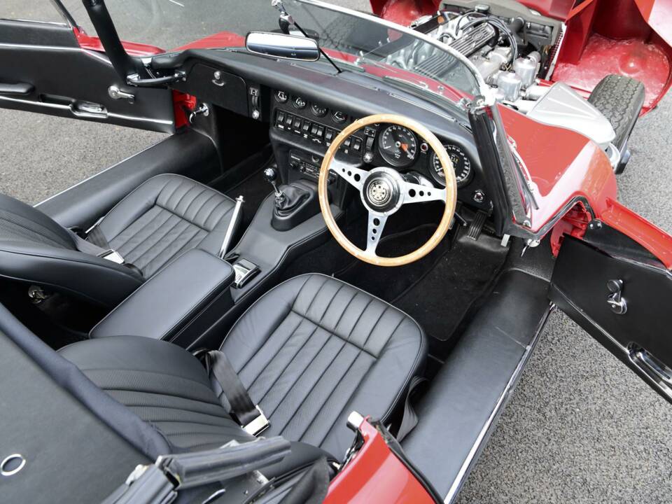 Image 19/49 de Jaguar E-Type (1970)