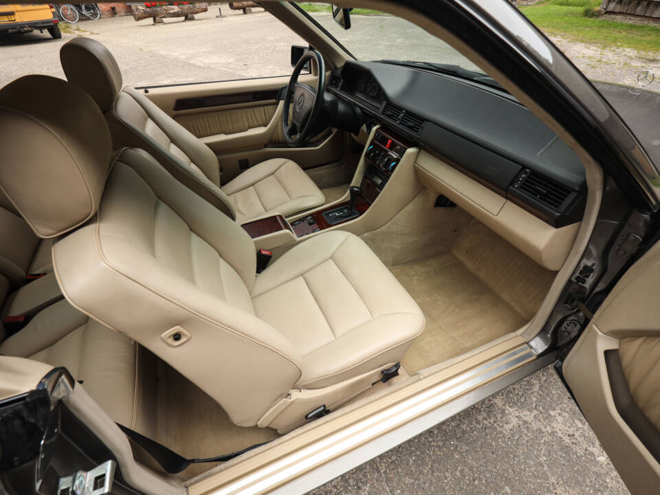 Imagen 12/74 de Mercedes-Benz E 320 (1994)