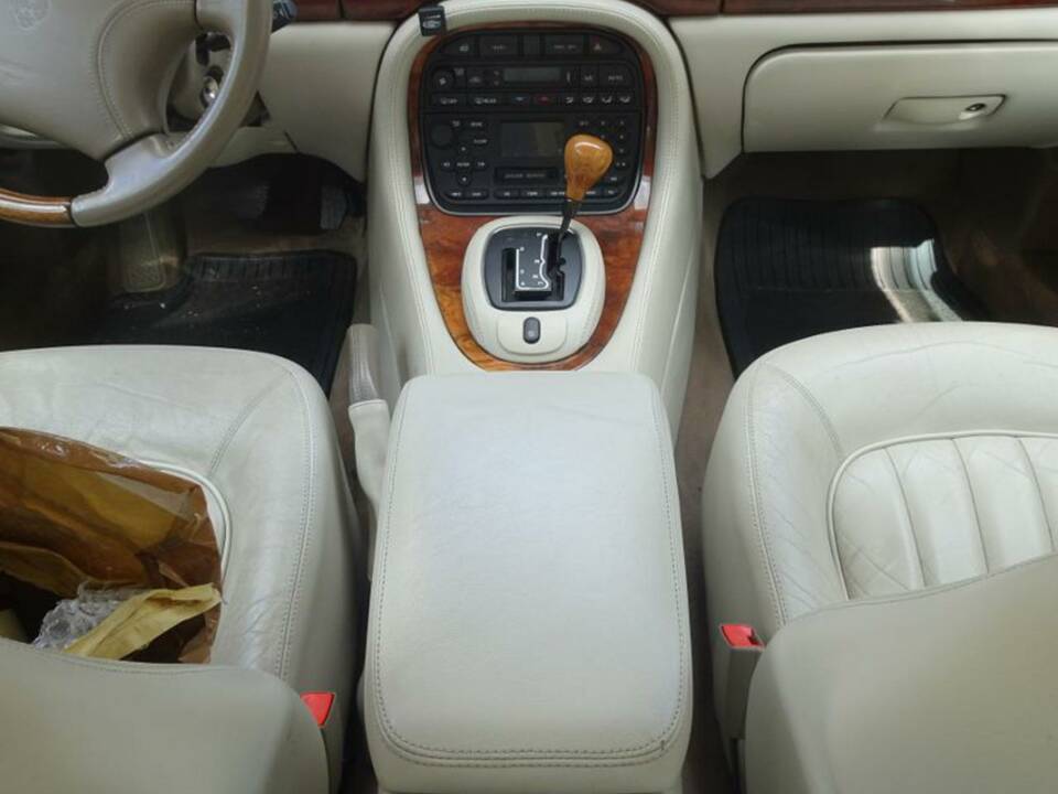 Image 15/24 of Jaguar XJ 8 Executive (1999)