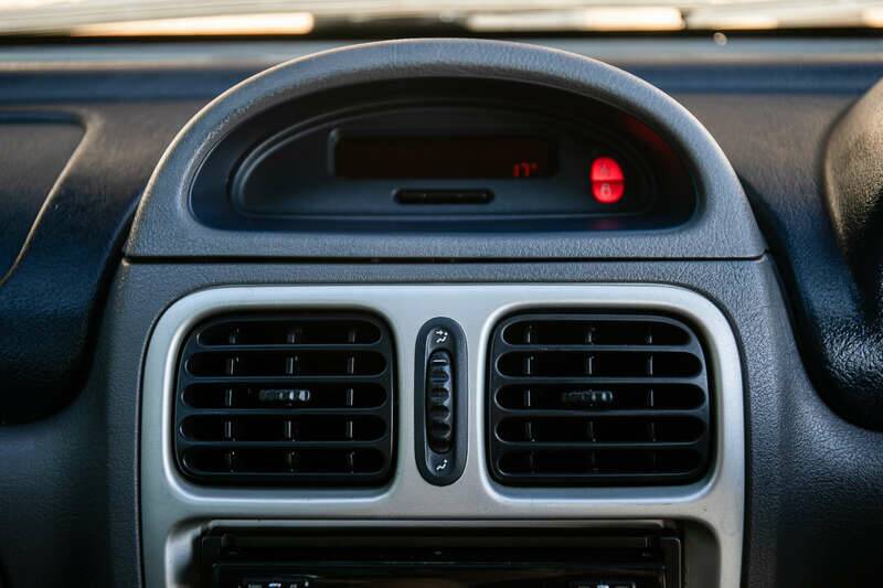 Image 35/40 of Renault Clio II V6 (2002)