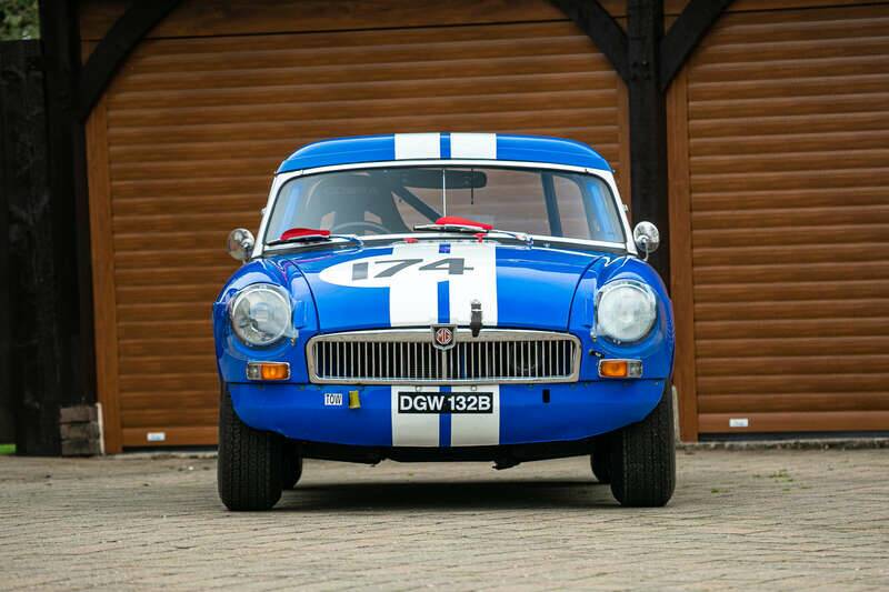 Image 6/45 of MG MGB GT (1964)