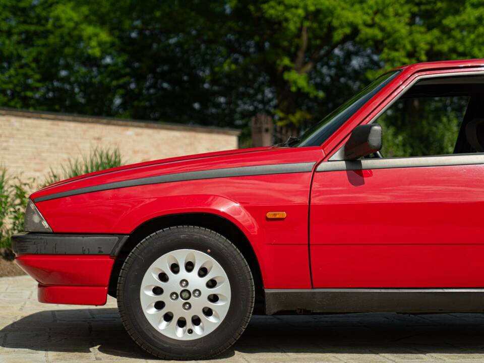Image 21/47 of Alfa Romeo 75 1.6 (1991)