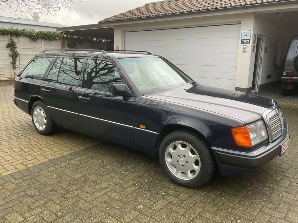 Image 26/149 of Mercedes-Benz 320 TE (1993)