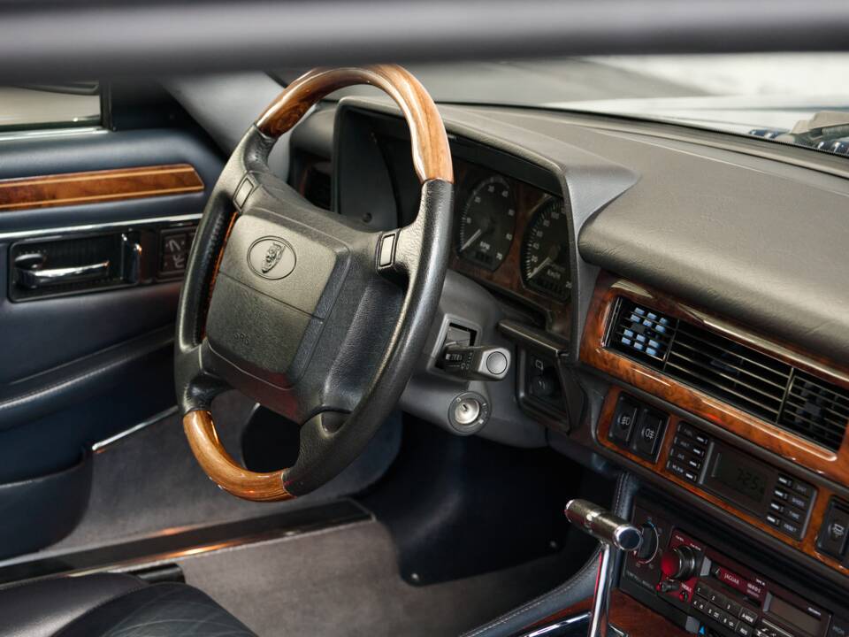 Image 46/50 of Jaguar XJS 5.3 V12 (1993)