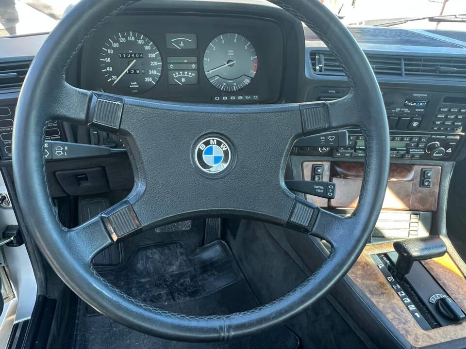 Image 22/36 of BMW 745i (1985)