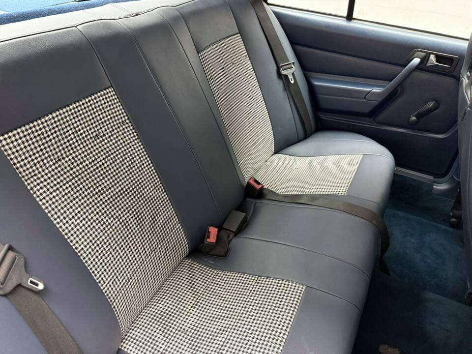 Image 16/28 of Mercedes-Benz C 180 (1994)
