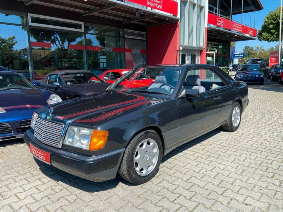 Immagine 2/18 di Mercedes-Benz 230 CE (1991)