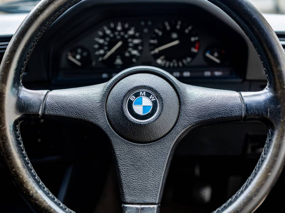 Bild 44/47 von BMW 320i (1990)