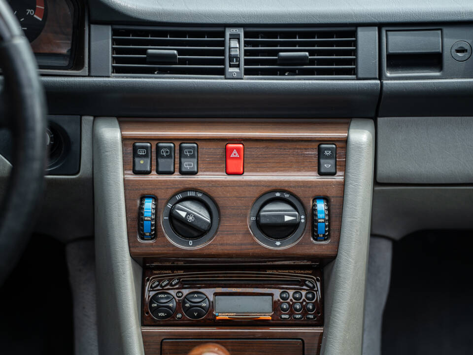 Image 29/66 of Mercedes-Benz 200 TE (1989)