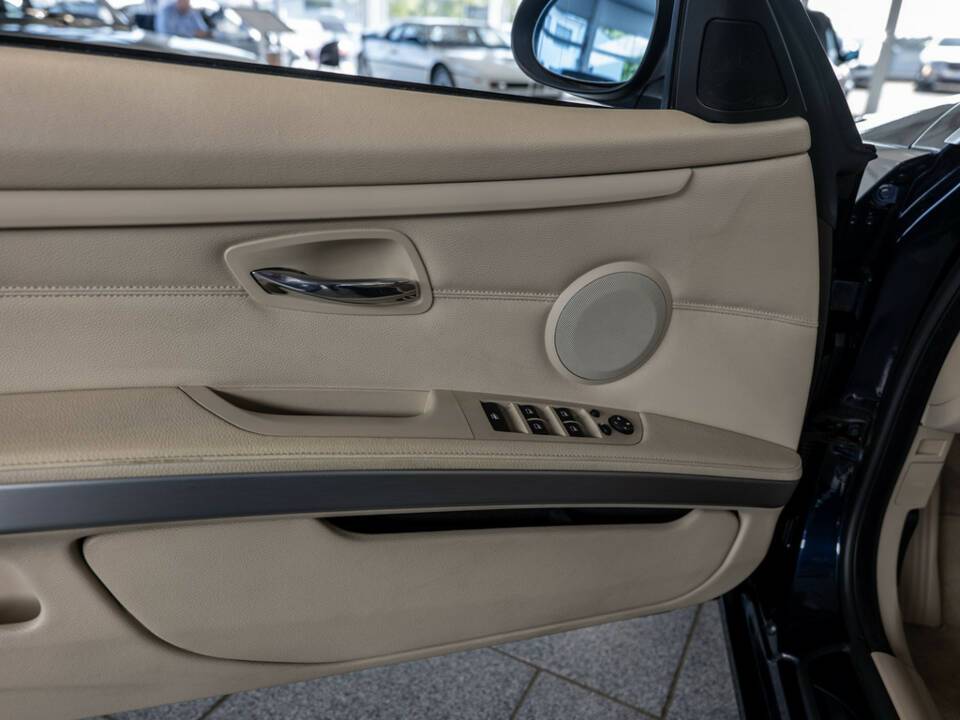Image 20/31 of BMW 320i (2008)