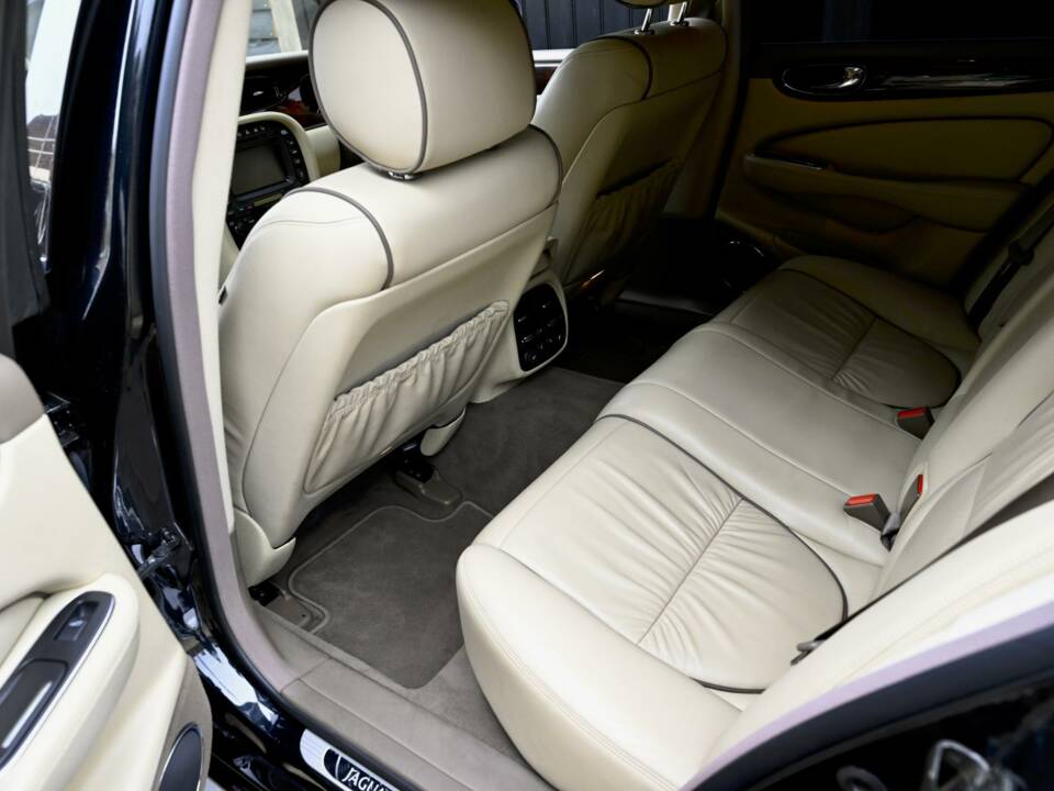 Image 37/50 of Jaguar XJ 8 4.2 (2006)
