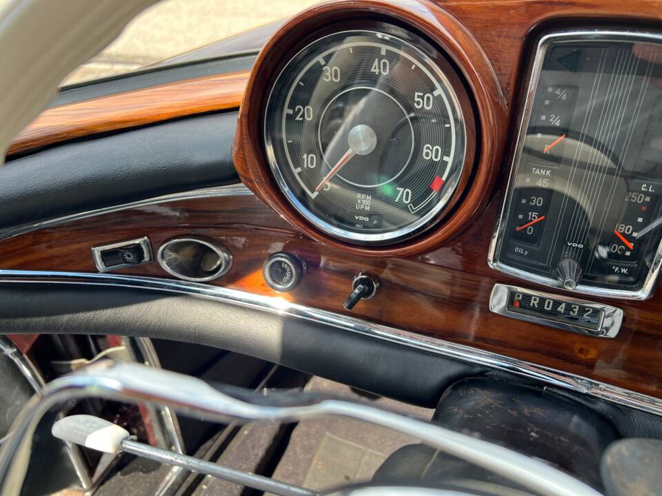 Image 27/33 of Mercedes-Benz 220 SE b (1963)