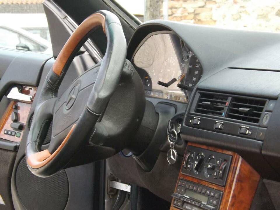 Image 24/50 of Mercedes-Benz 500 SL (1991)