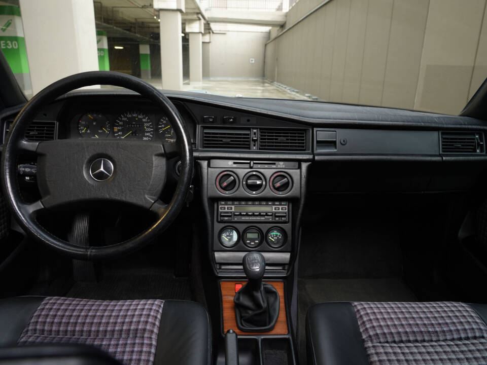 Image 23/83 of Mercedes-Benz 190 E 2.3-16 (1984)