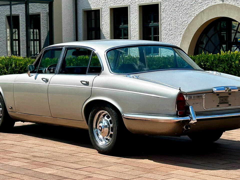 Image 3/10 de Jaguar XJ 12 L (1975)