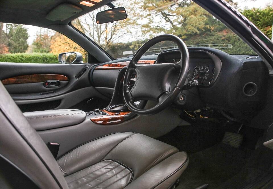 Image 17/34 of Aston Martin DB 7 (1999)