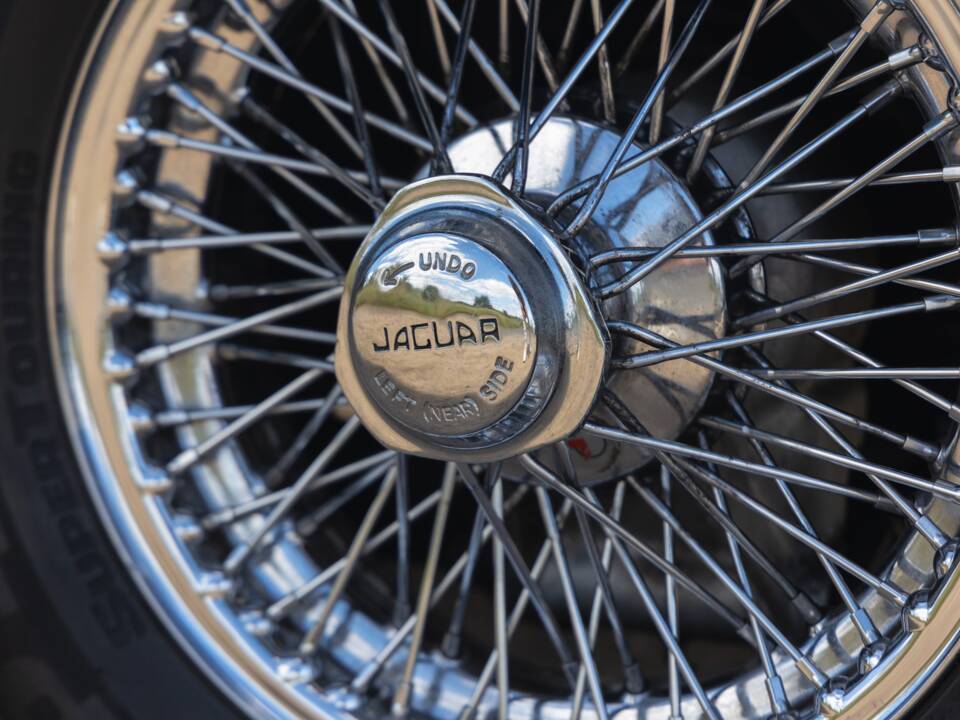 Image 17/50 of Jaguar E-Type (2+2) (1968)