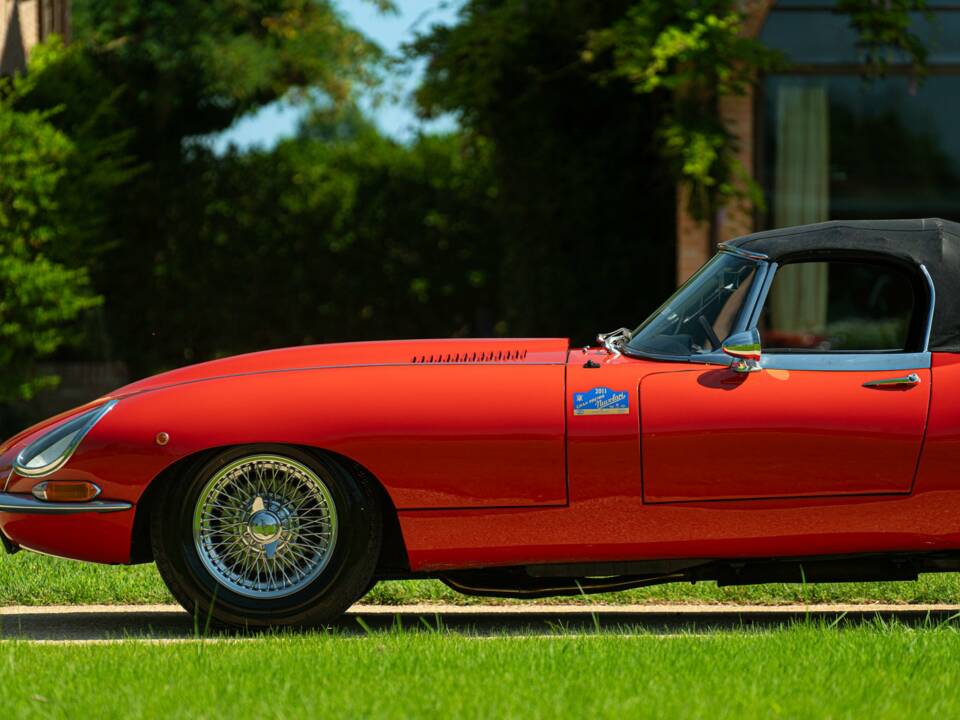 Image 21/50 de Jaguar E-Type 4.2 (1966)