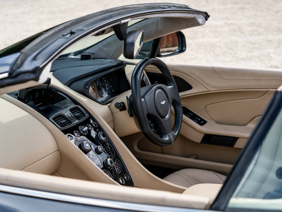 Image 18/35 of Aston Martin Vanquish (2017)