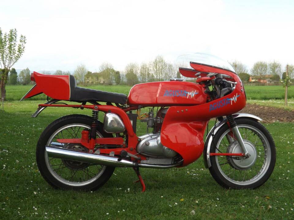 Immagine 1/50 di MV Agusta 350 Bicilindrica (1972)