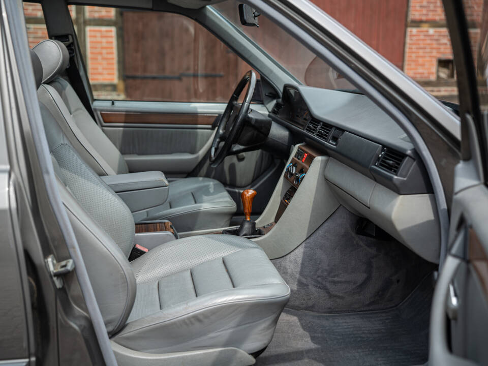 Image 34/66 of Mercedes-Benz 200 TE (1989)
