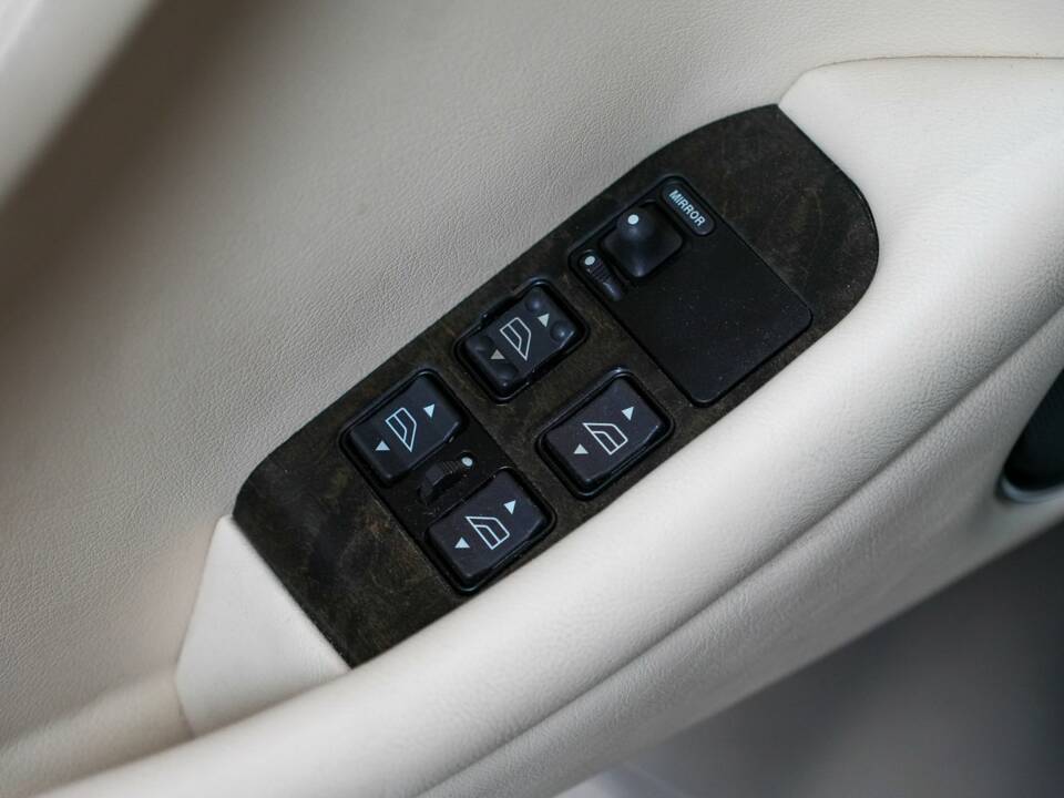 Image 26/50 of Jaguar XJR 4.0 (1995)