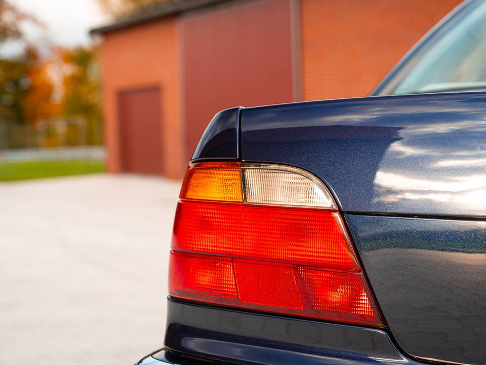 Image 19/55 of BMW 740i (1997)