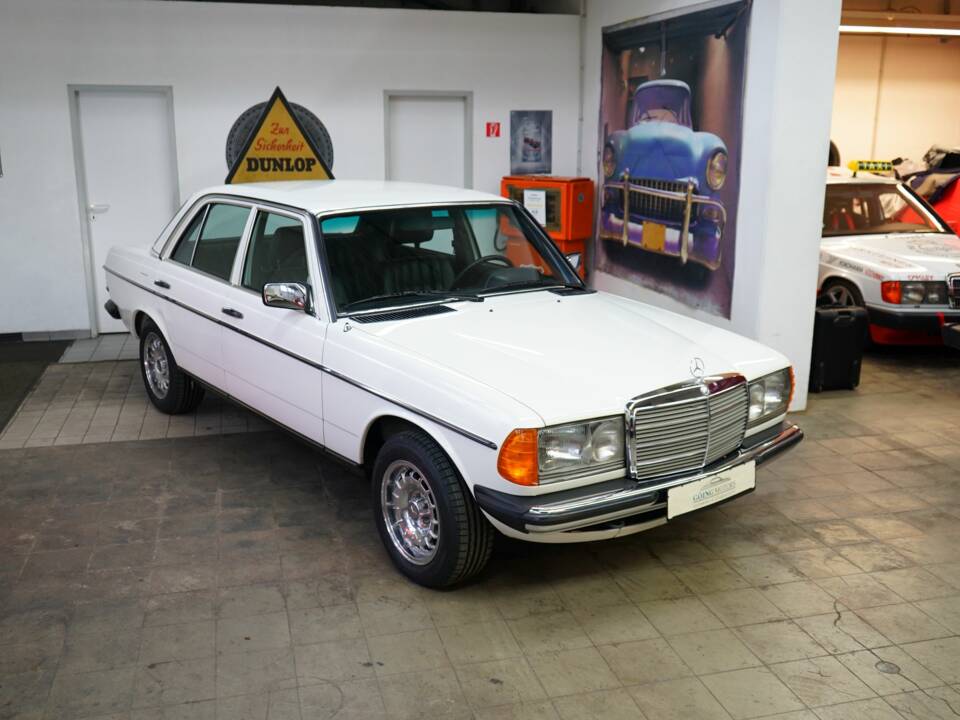 Image 1/40 of Mercedes-Benz 300 D (1984)