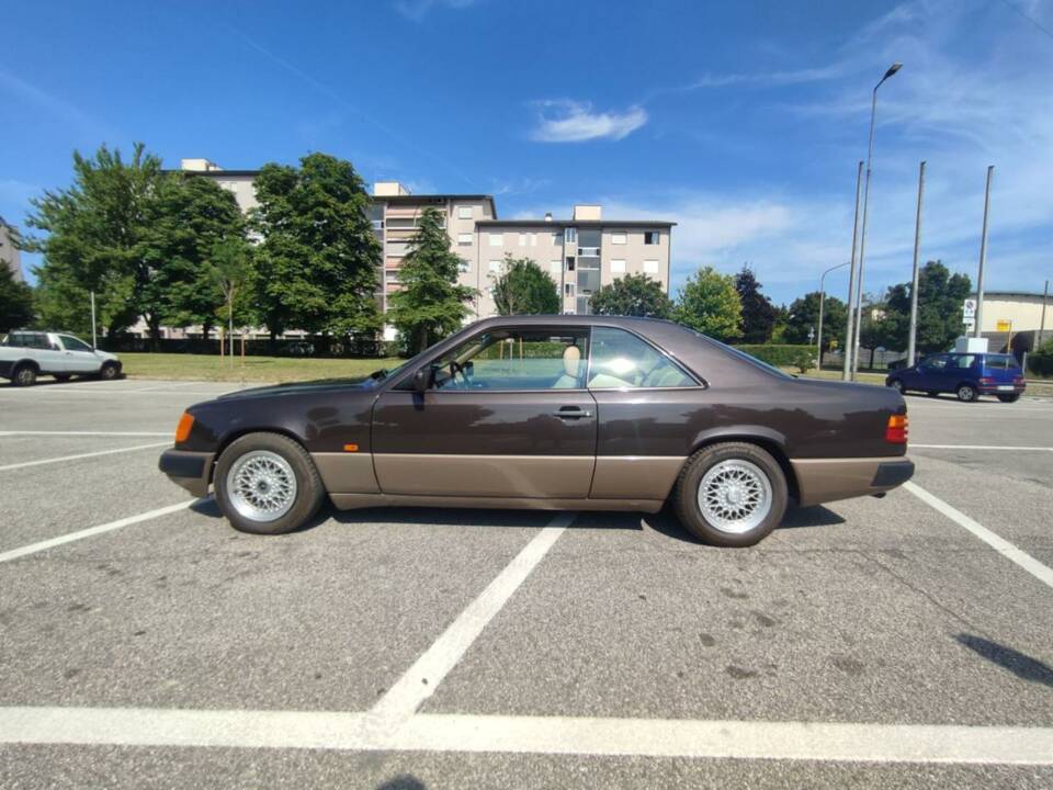 Image 5/10 of Mercedes-Benz 300 CE (1989)
