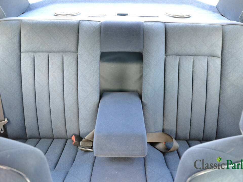 Image 27/39 of Mercedes-Benz 200 D (1993)