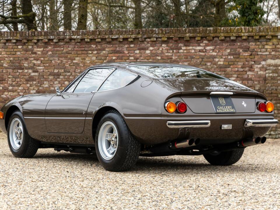 Image 2/50 de Ferrari 365 GTB/4 Daytona (1974)
