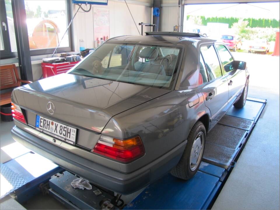 Bild 83/92 von Mercedes-Benz 200 D (1989)