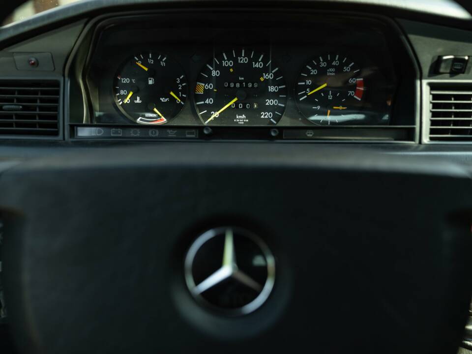 Image 35/45 of Mercedes-Benz 190 E (1987)