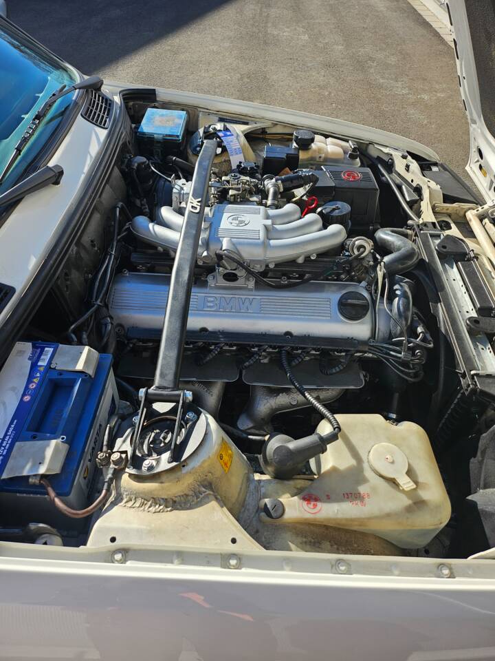 Immagine 14/67 di BMW 320i (1990)