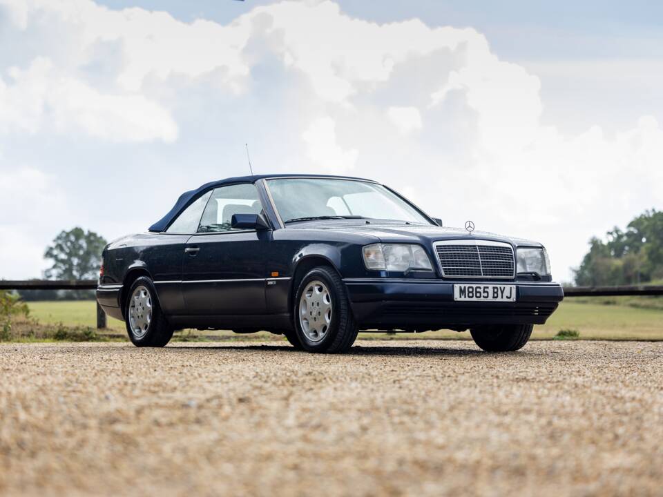 Bild 12/46 von Mercedes-Benz E 320 (1994)
