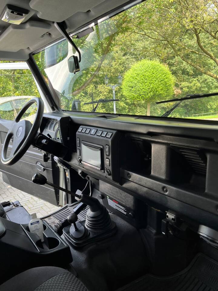 Image 16/16 de Land Rover Defender 130 Td5 Crew Cab (2005)