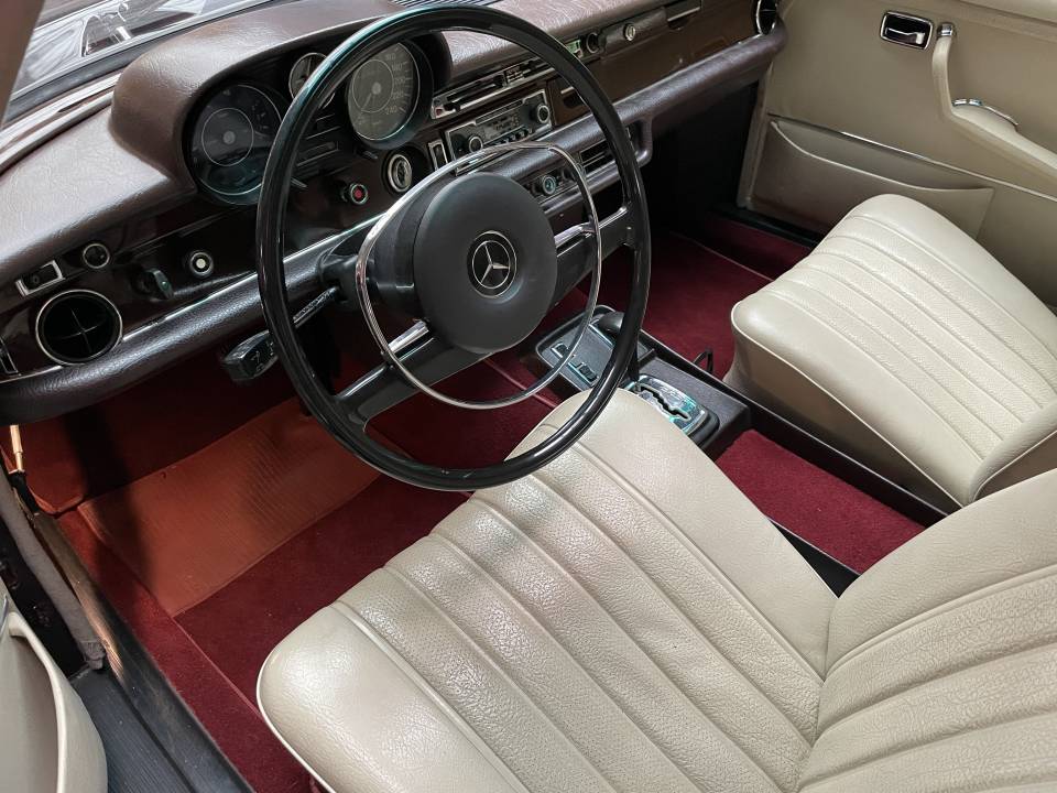 Image 35/50 of Mercedes-Benz 280 SE 4,5 (1972)