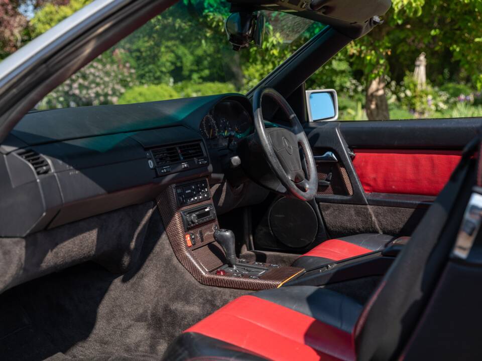 Image 25/50 of Mercedes-Benz SL 320 &quot;Mille Miglia&quot; (1995)