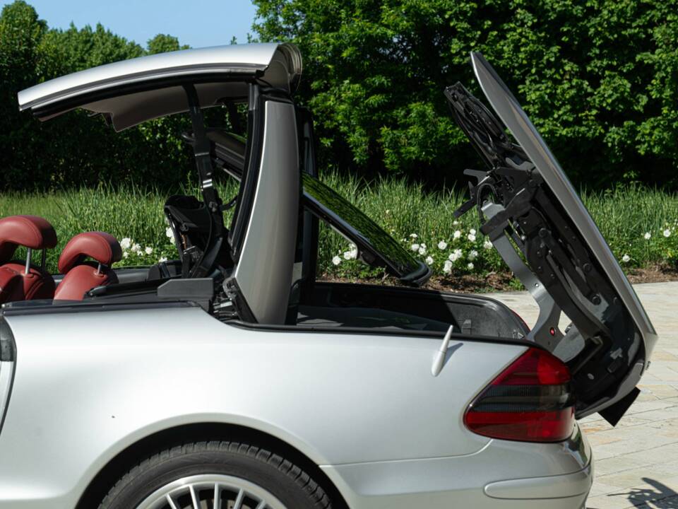Image 22/50 of Mercedes-Benz SL 55 AMG (2002)