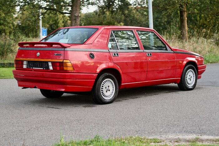 Image 2/7 de Alfa Romeo 75 1.8 (1988)