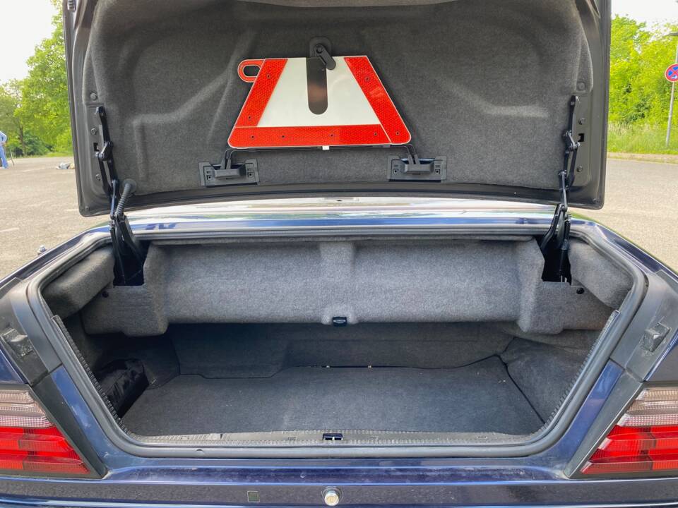 Image 27/31 of Mercedes-Benz E 220 (1994)