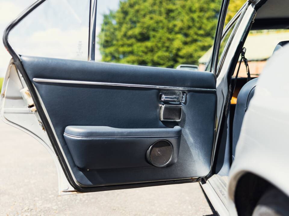 Image 38/50 of Jaguar XJ 6 4.2 (1982)