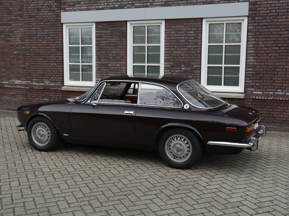 Image 5/22 de Alfa Romeo 2000 GT Veloce (1974)