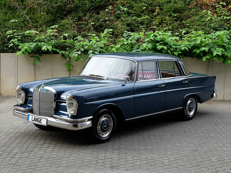 Image 6/76 de Mercedes-Benz 220 S b (1963)