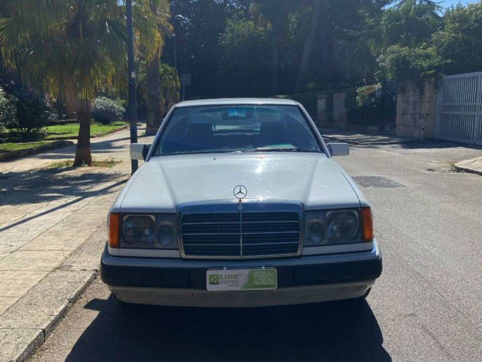Image 2/48 of Mercedes-Benz E 200 (1991)