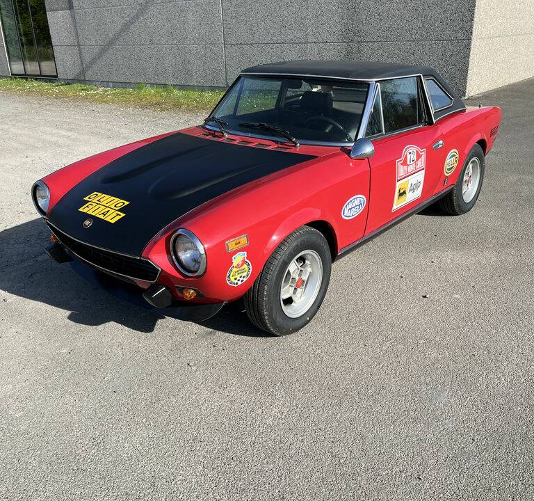 Image 4/8 de FIAT 124 Spider Rallye (1982)
