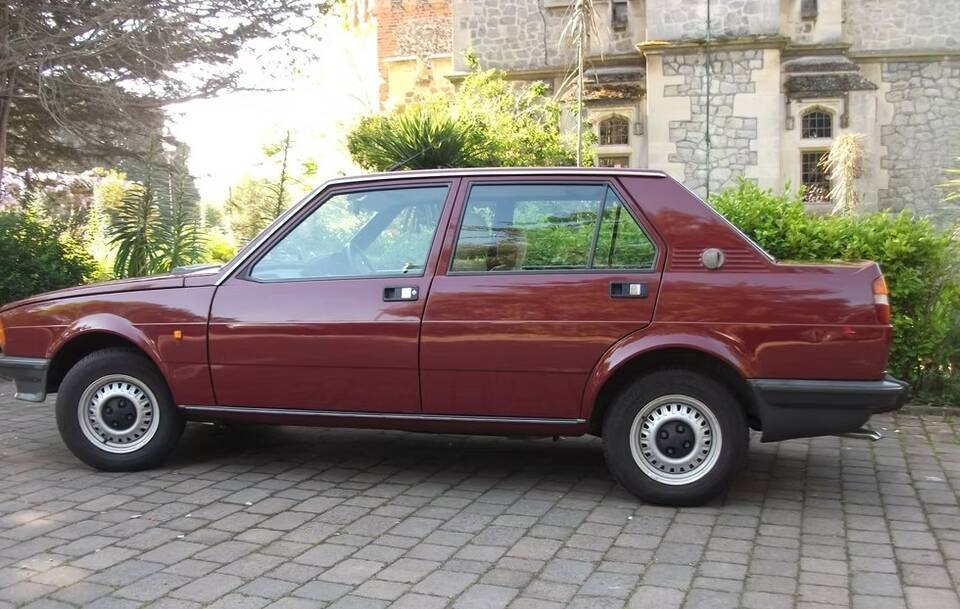 Image 2/9 of Alfa Romeo Giulietta 1.6 (1981)