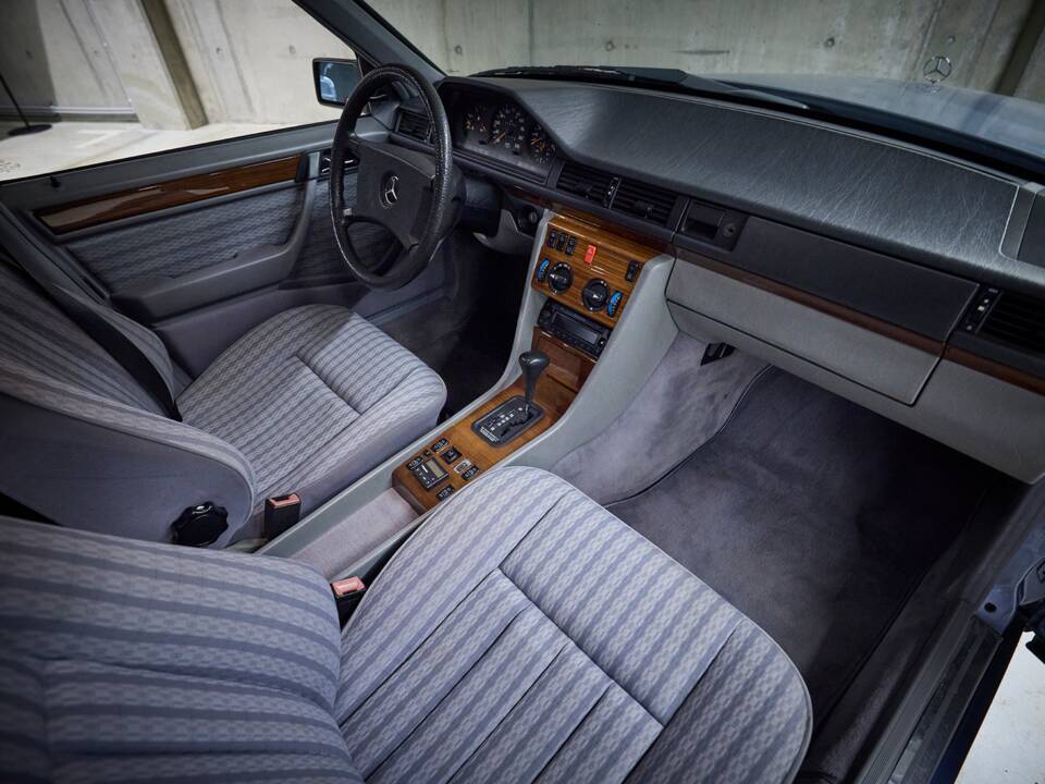 Image 62/100 of Mercedes-Benz 230 TE (1990)